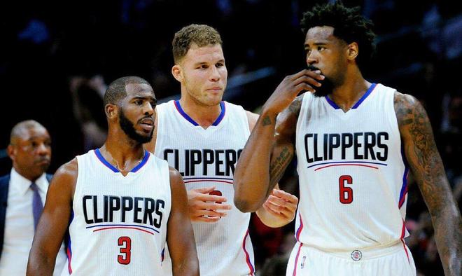 天空：谢什科在对热刺的比赛中膝盖受伤，将至少伤缺一个月（天空体育：谢什科对阵热刺膝盖受伤，至少缺阵一个月）