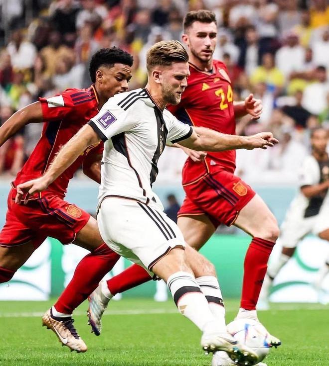 邹雨宸晒照：每一滴汗水 都承载着必胜的信念 汗水为证 向胜而行（邹雨宸晒照：汗水见证必胜信念，逐胜而行）