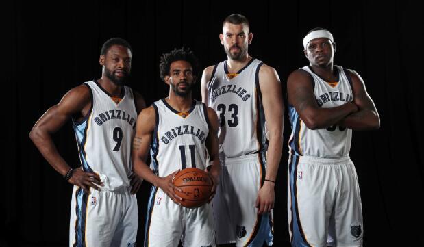 生涯第14次三双！康宁汉姆22+10+10带队大胜黄蜂（康宁汉姆22+10+10斩获生涯第14次三双，率队大胜黄蜂）