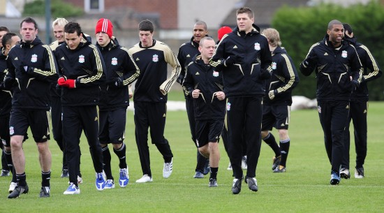 阿森纳领跑英超遭曼城紧追！主场战狼队成保分关键战（曼城紧咬不放，阿森纳为巩固榜首主场硬碰狼队）