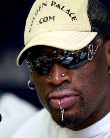 关系不错！唐斯和爱德华兹赛后热聊，爱德华兹被逗笑（赛后唐斯与爱德华兹热聊显默契，爱德华兹被逗得笑开怀）