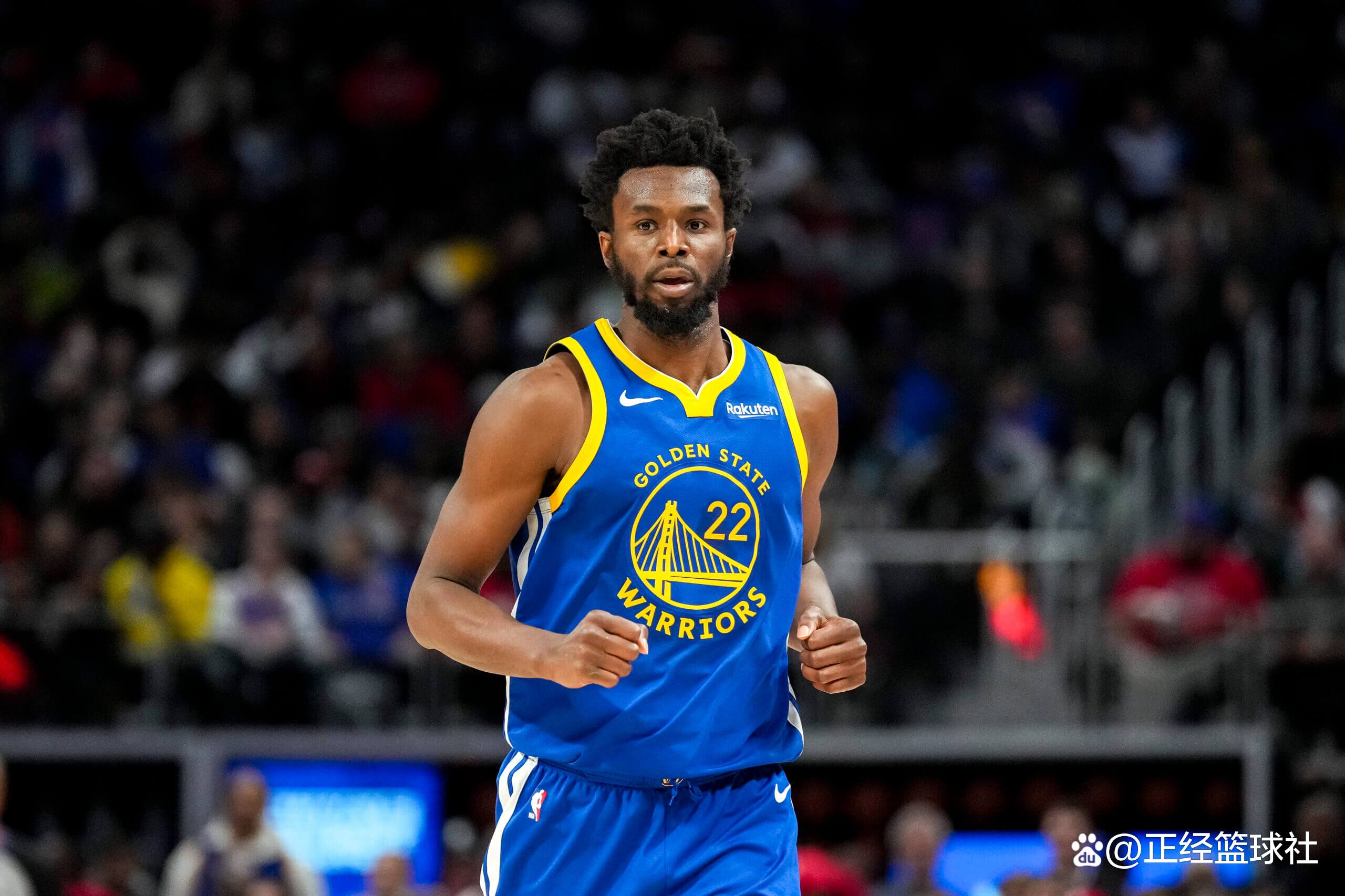 浓眉：弗拉格在琢磨如何在高压下打好球，把球稳稳传给队友（浓眉：弗拉格正琢磨如何在高压下发挥，把球稳稳地传给队友）