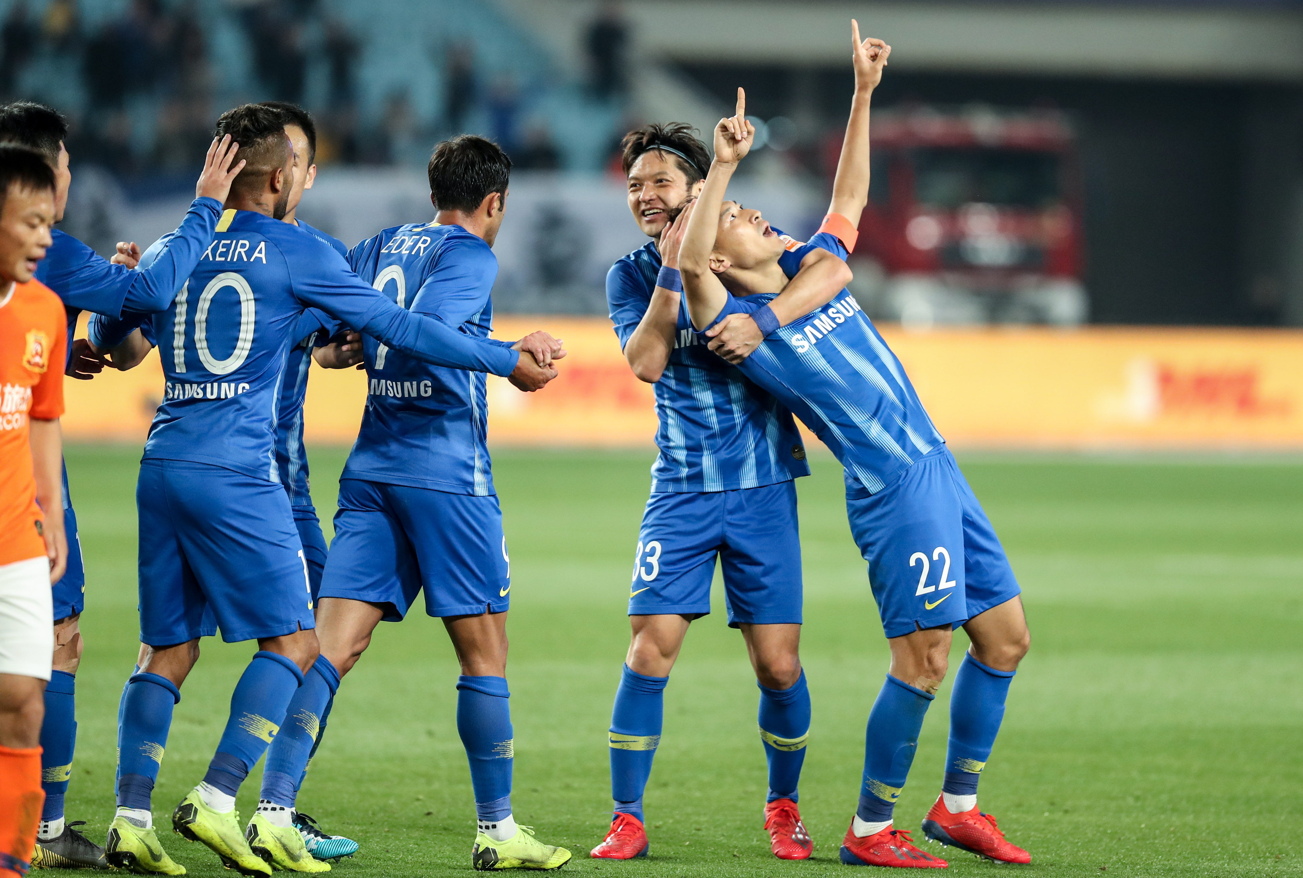 西亚卡姆和杰克逊半场均得分上双，二人合砍27分（西亚卡姆与杰克逊半场双双得分上双，共取27分）