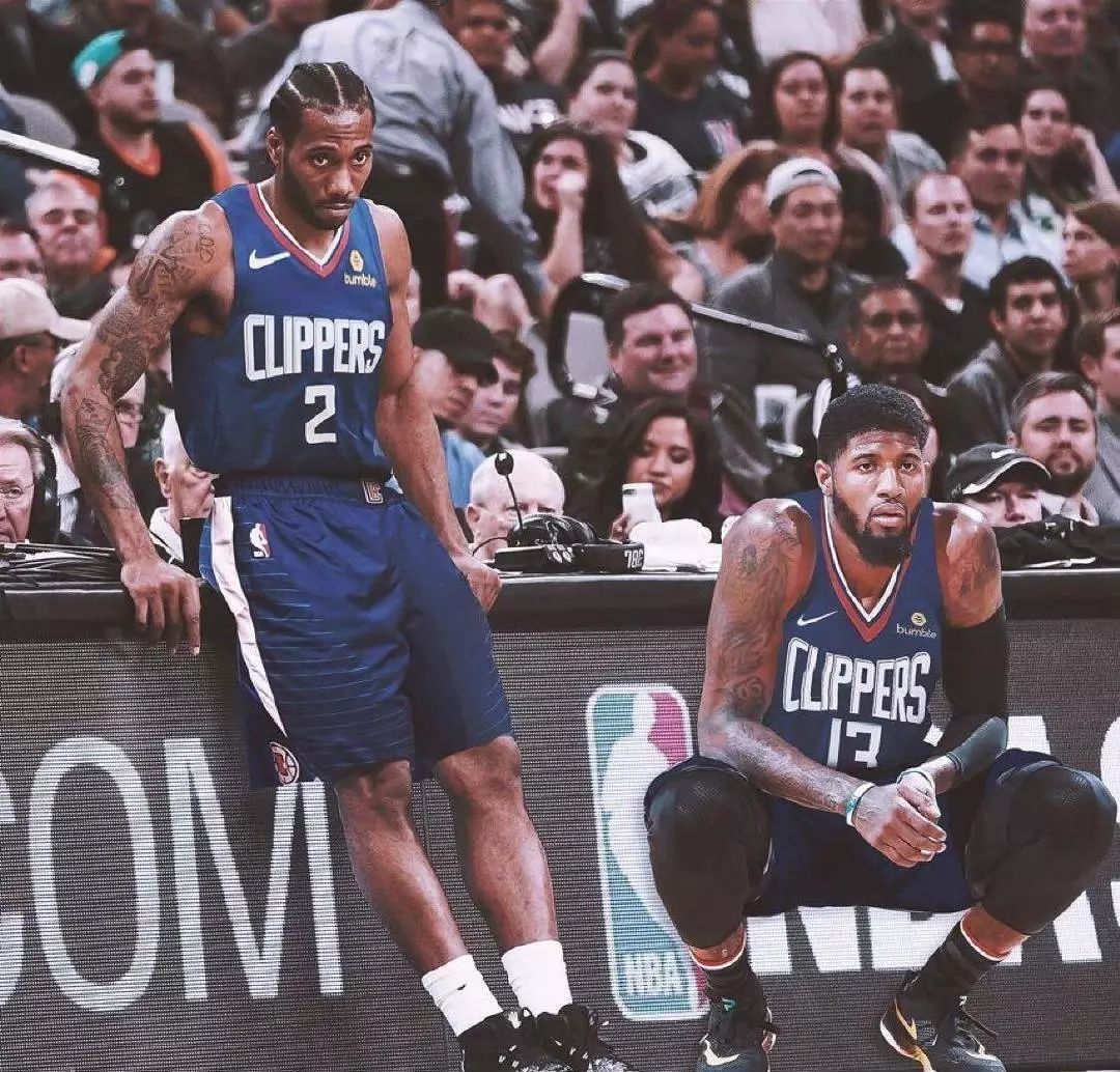 埃梅里告别阿尔巴：当初你被不情愿地改造成边后卫，要给你个拥抱（埃梅里送别阿尔巴：当年被迫改打边后卫，如今以拥抱致意）