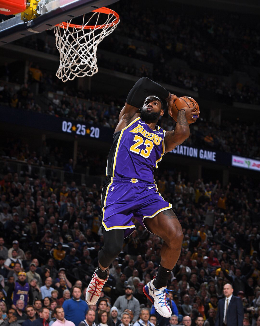 英超伯恩茅斯VS切尔西：切尔西乘虚而入，伯恩茅斯中场告急恐难御敌！（英超伯恩茅斯VS切尔西：中场告急的樱桃军恐难挡蓝军趁势出击）