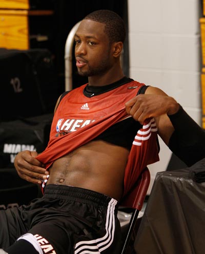 塞内加尔vs博茨瓦纳比赛中，一位球迷身着棱镜装、戴面具观战（塞内加尔战博茨瓦纳：一名球迷穿棱镜装戴面具现身看台）