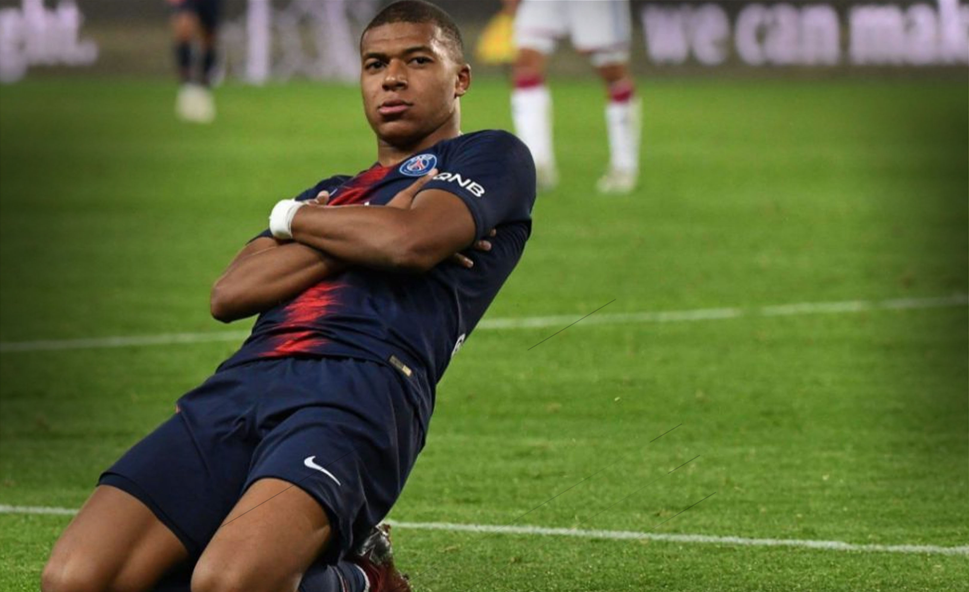 从手足无措到游刃有余，齐达内在公园学着踢毽子（齐达内在公园学踢毽子：从笨拙到娴熟）