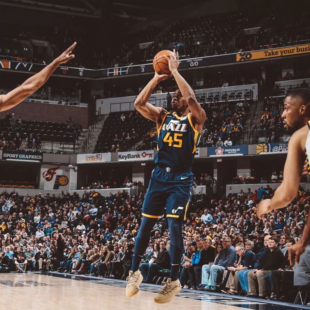 鲁尼：我爱逛廉价商店，买咖喱味方便面和薯片吃（鲁尼称钟爱平价店：常买咖喱味泡面和薯片）