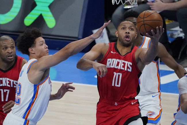 哈里斯半场高效表现，助力球队领先（哈里斯半场高效输出，助球队建立领先优势）