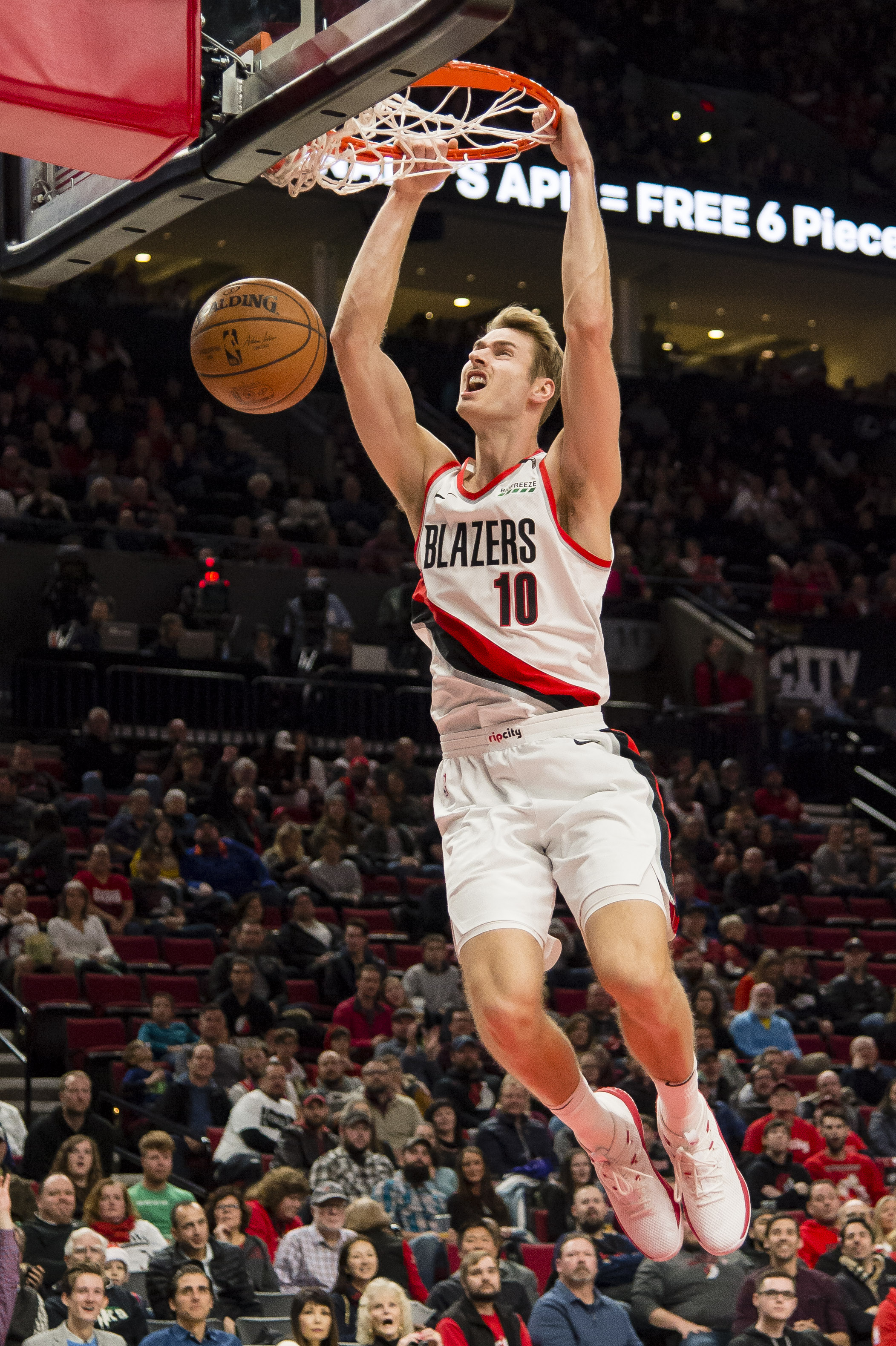 马赫雷斯和知名说唱歌手一同出镜，展示阿尔及利亚队新球衣（马赫雷斯携知名说唱歌手亮相，发布阿尔及利亚队新战袍）