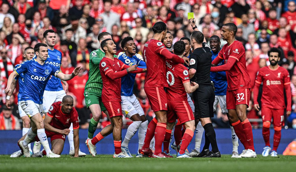 前锋远射破门，球迷现场尖叫（前锋远射世界波破门，现场球迷沸腾）