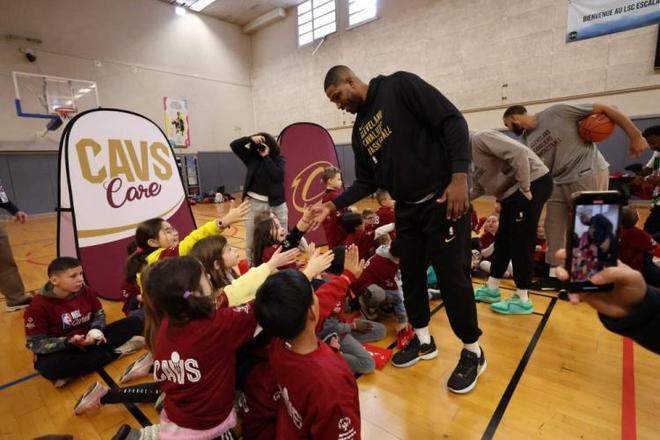 悼念若塔，红军名宿汤普森与毕包主席赛前在KOP看台前献花圈（赛前悼念若塔：红军名宿汤普森携毕包主席在KOP看台前敬献花圈）