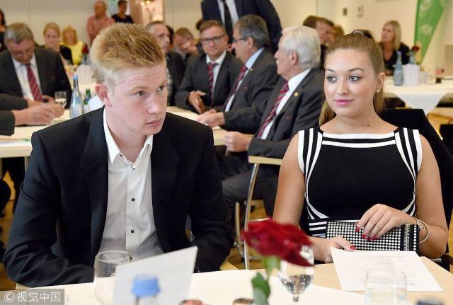 詹姆斯关键时刻稳住全队（关键时刻詹姆斯力挽狂澜稳住球队）