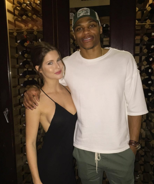 花絮！约基奇调侃签名鞋代差，戈登第六代战靴赠球迷（场边趣事：约基奇笑谈签名鞋“代差”，戈登赠送第六代战靴给球迷）