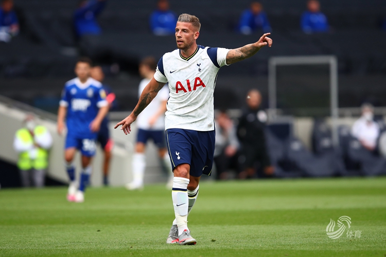 米体：将有一万名左右的那不勒斯球迷远征罗马，警方压力很大（米体：近万名那不勒斯球迷将客赴罗马，警方安保压力陡增）